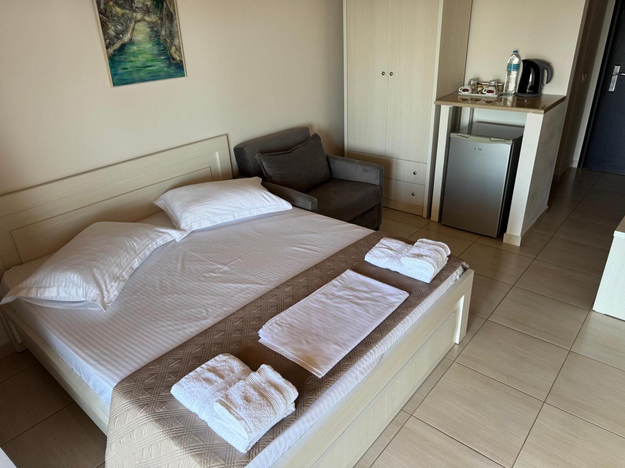 George Hotel Rooms&Suites Himare Esterno foto