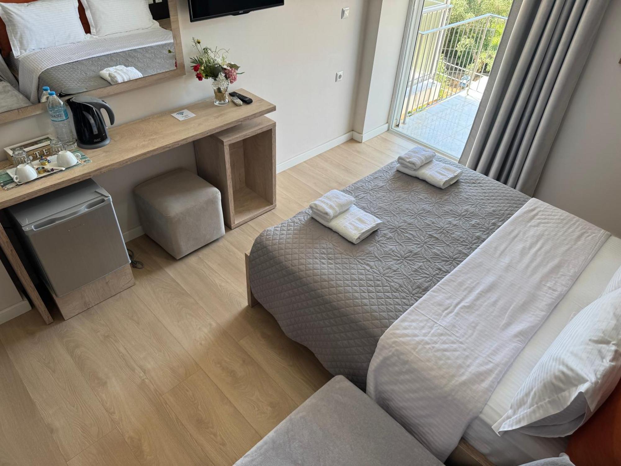 George Hotel Rooms&Suites Himare Esterno foto