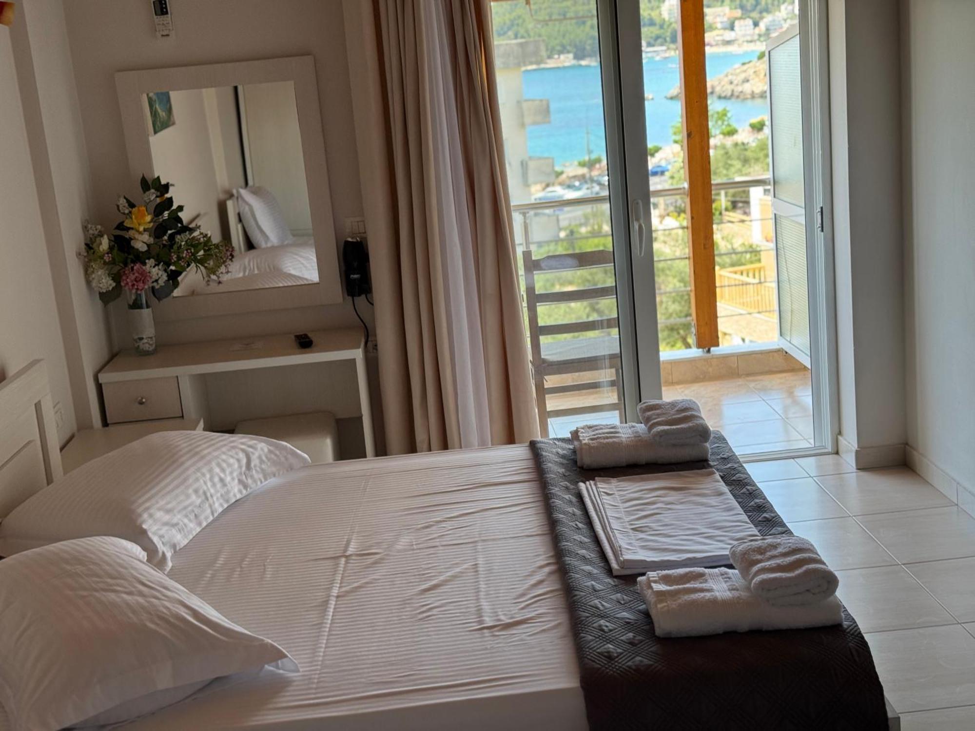 George Hotel Rooms&Suites Himare Esterno foto