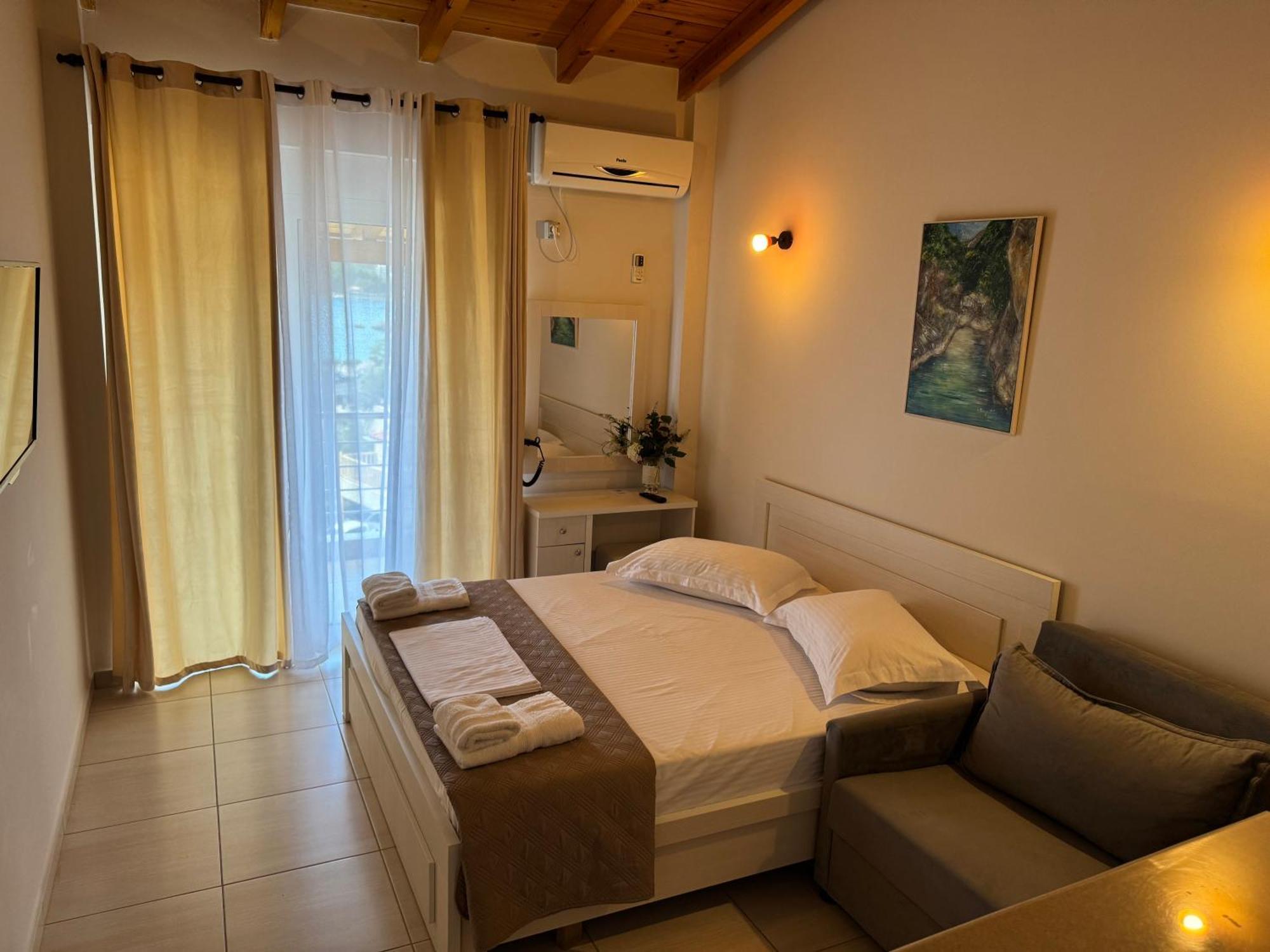 George Hotel Rooms&Suites Himare Esterno foto