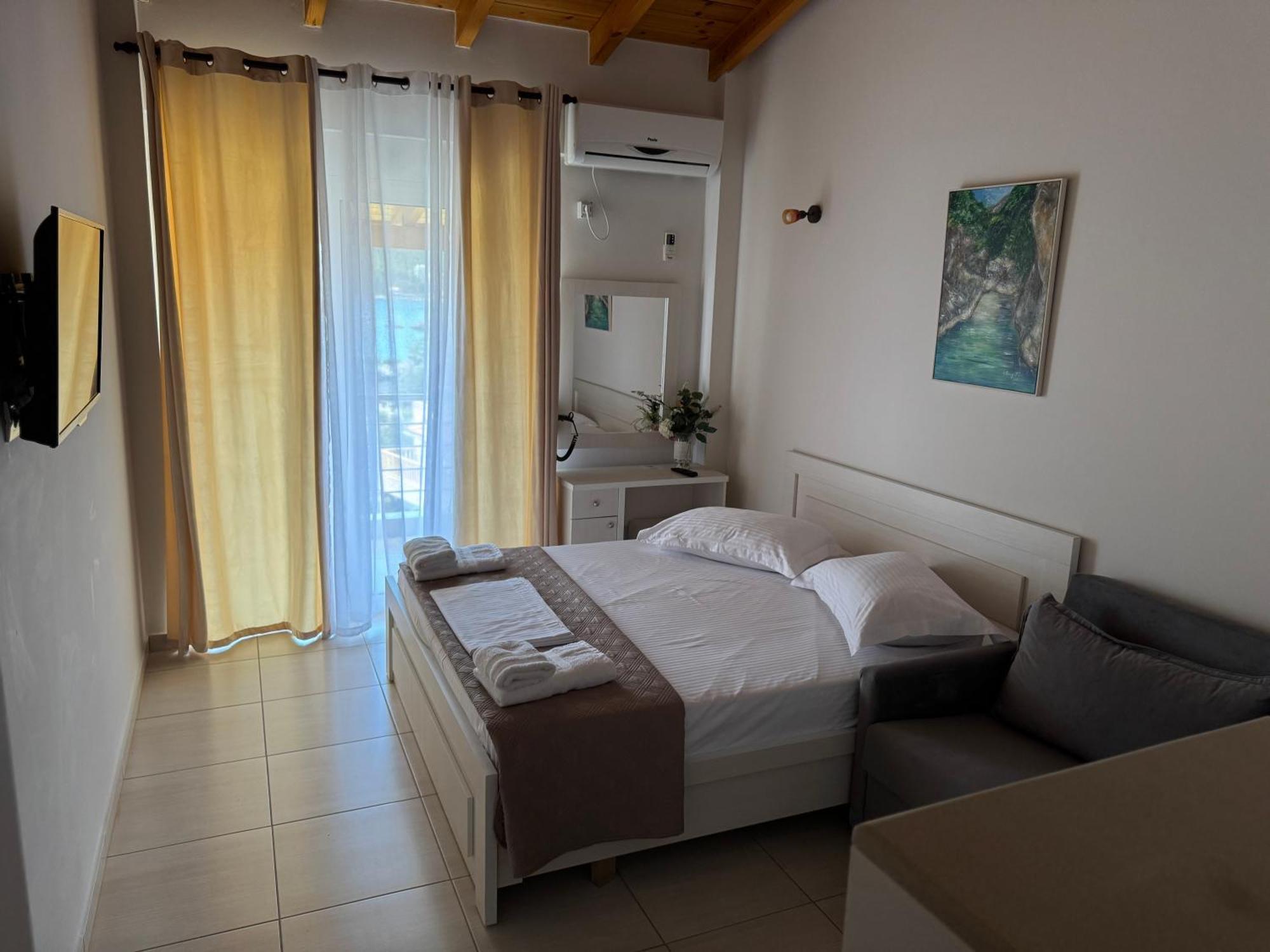 George Hotel Rooms&Suites Himare Esterno foto