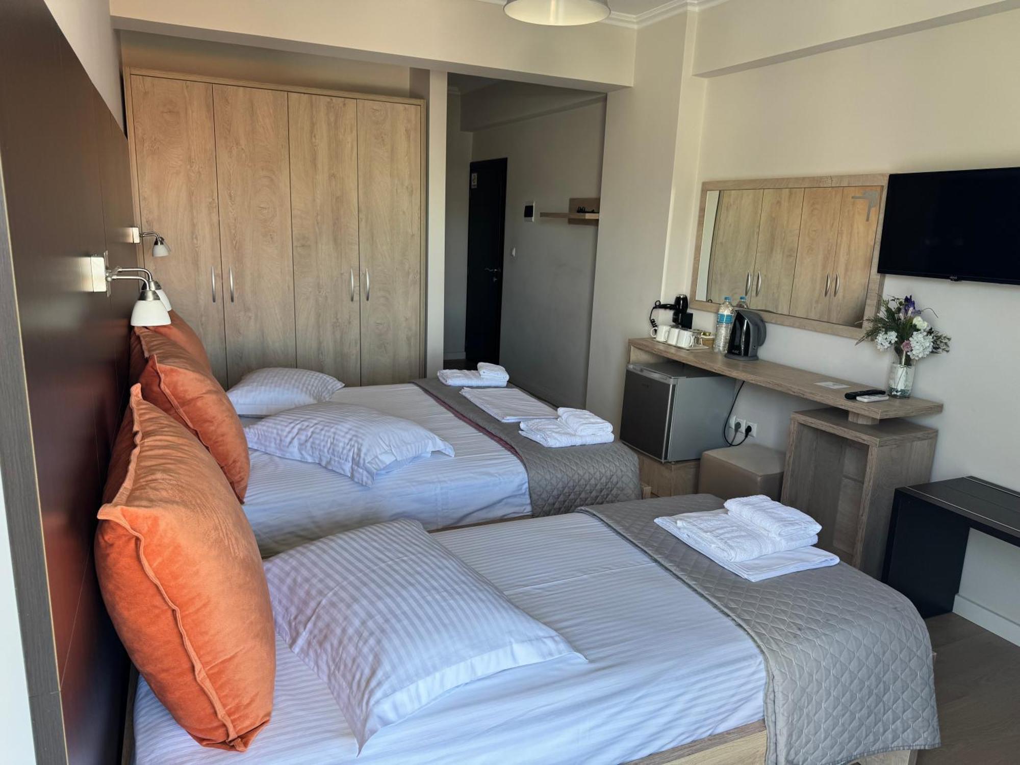 George Hotel Rooms&Suites Himare Esterno foto