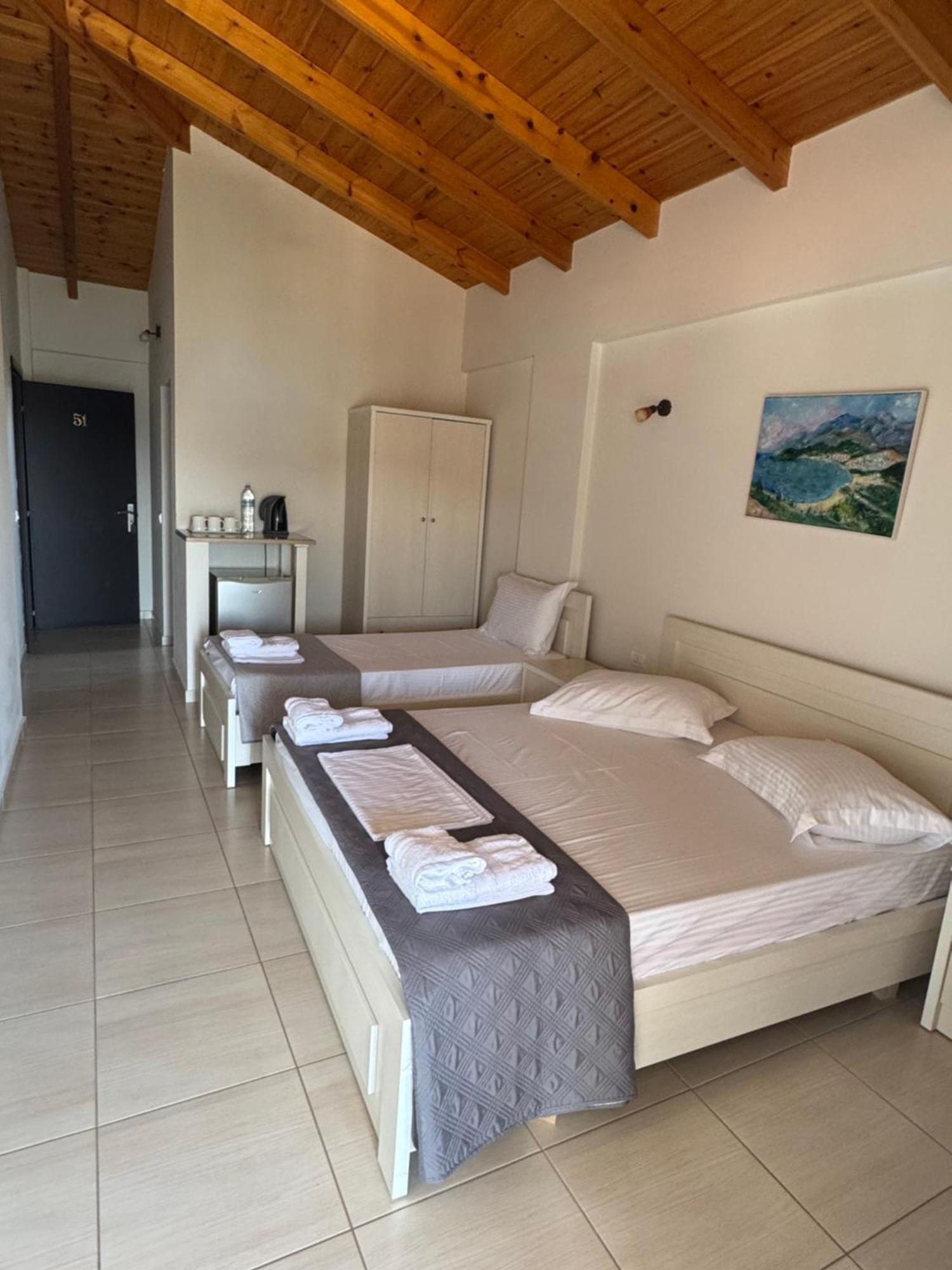 George Hotel Rooms&Suites Himare Esterno foto